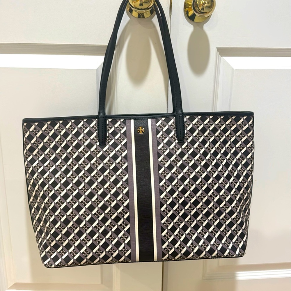 Gently used Tory Burch 143364 Geo Logo Top Zip Tote Black Shoulder Bag $398